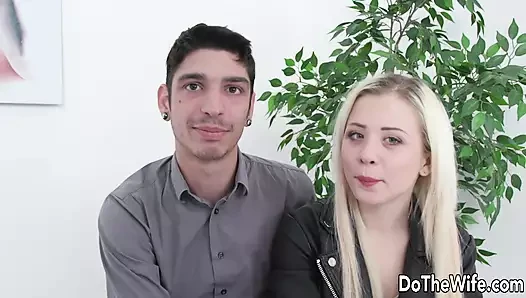 Loira Anna Rey recebe seus buracos arados enquanto provoca seu corno