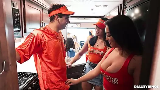 Fãs viajando fodem no