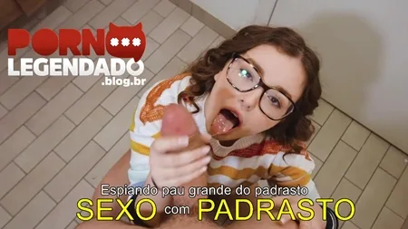 Enteada safada espiando pau grande do padrasto em sexo incesto