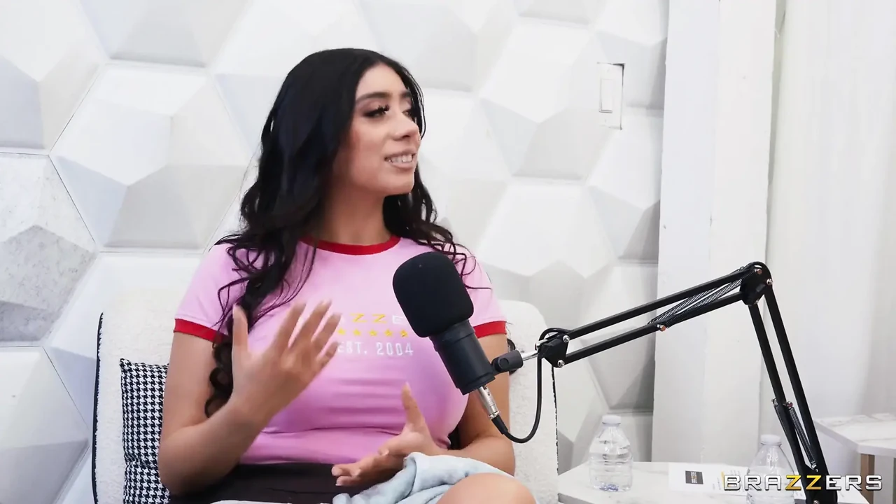 Kira Noir e Violet Myers Make Podcast Studio Into Steamy ménage